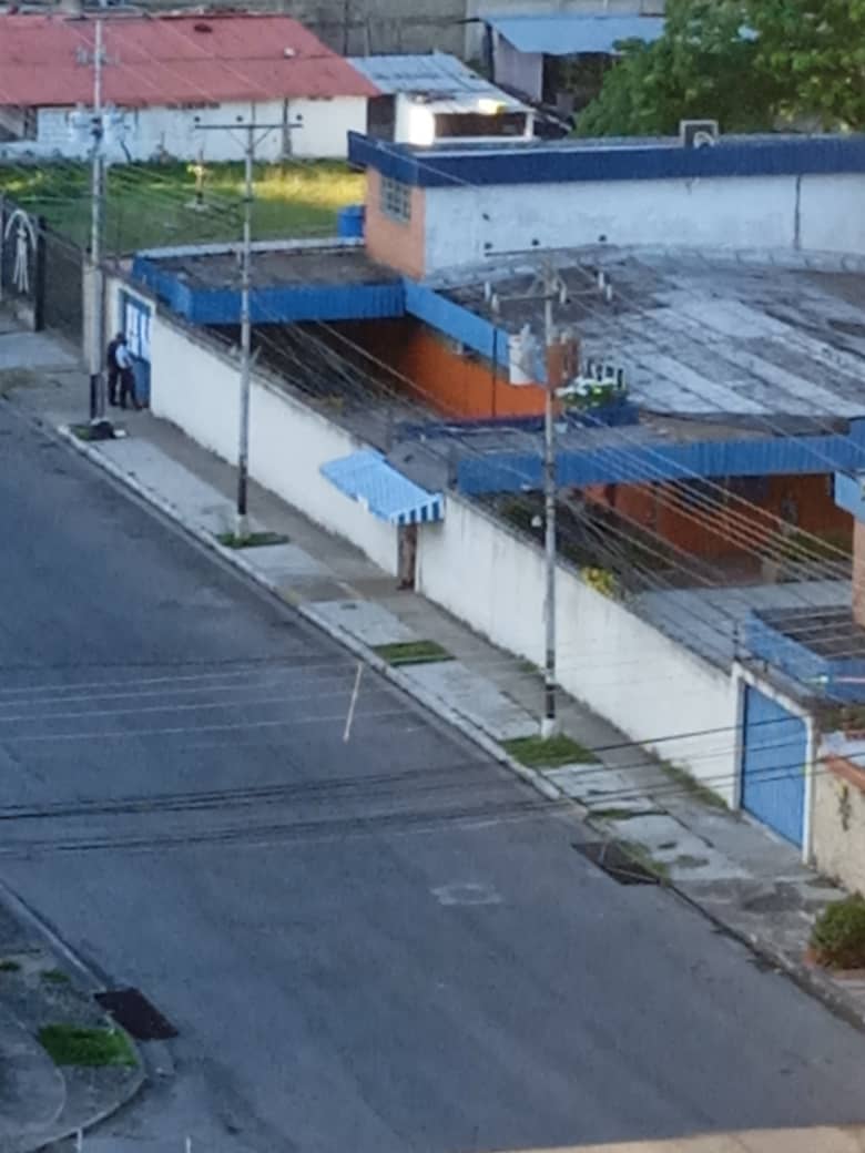 Estatus a esta hora de un centro de votación cercano a mi apartamento. La gente peleando por ingresar.😁