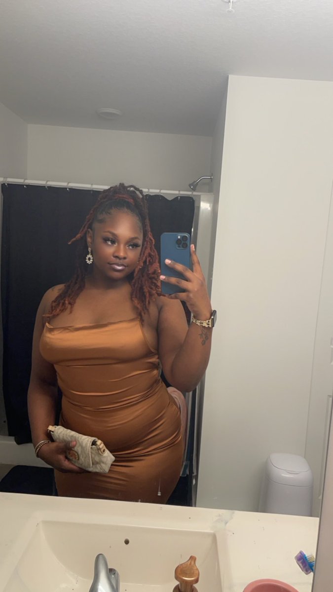 _PRETTYthug_'s tweet photo. the locs is doing what needs to be done 🌻🤎 https://t.co/itDkvtrjnn