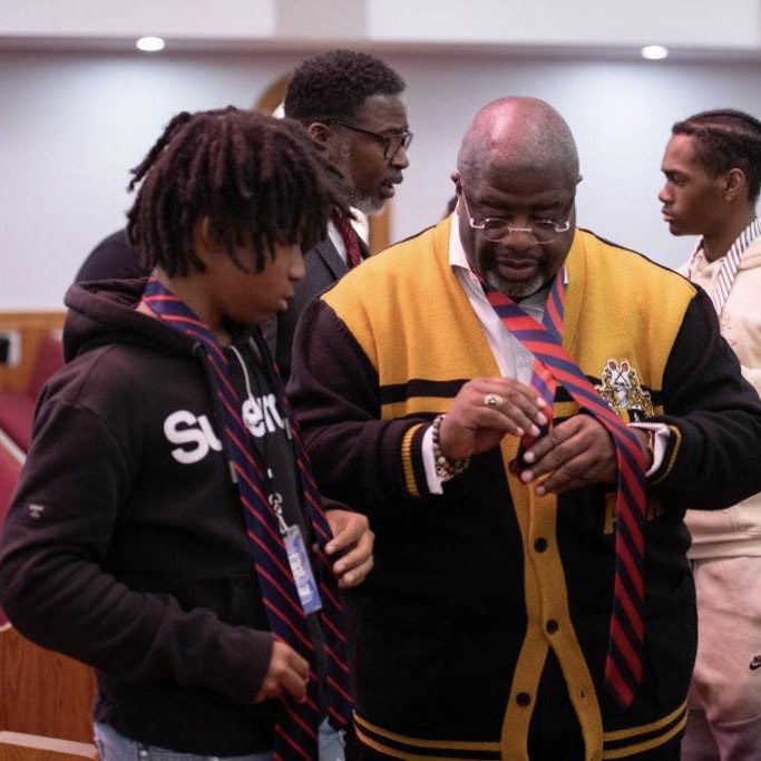 ZUL1906's tweet photo. ZUL participating in “TIED TO GREATNESS”with Bro and Pastor Walton and Dr. Ellis at First Baptist Church of Vienna. #zul1906 #alphaphialphafraternityinc #alphaeast7 #vacapaf https://t.co/xKp2rQdSBt