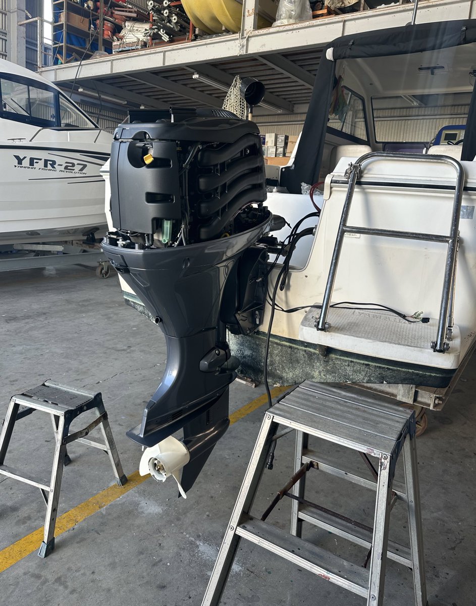 Obata_marina's tweet photo. 船外機換装中です！
A様、もう暫くお待ちください。
 #船外機
 #ヤマハ発動機
 #F115 https://t.co/ex6SiCIJUl