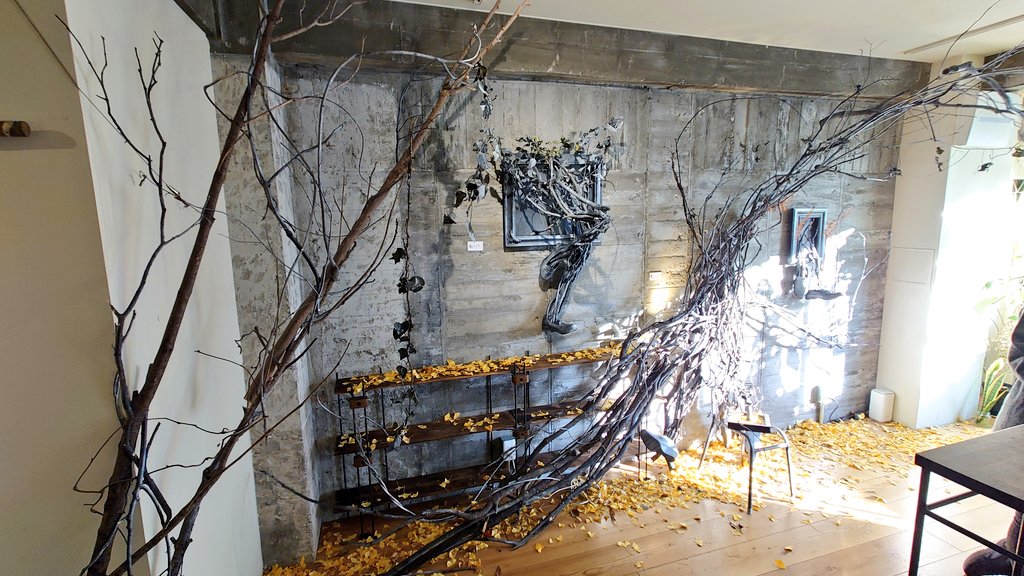 Gallery yongouで「眠りの森」1週目、山田遼介によるインスタレーション展示を見た

空間を縦横に流れる木々の枝々
これまでの作品よりも大きく自由に動きだしている
額縁を用いた作品群は立体と平面のせめぎあい
これからどうなるのか変化の途中のように感じた

次週以降は舞台美術として利用される