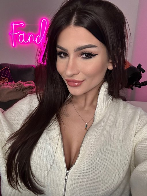 Little late but I am liveeee  https://t.co/oHQbLm2Z3K https://t.co/FoRjsLFpMk