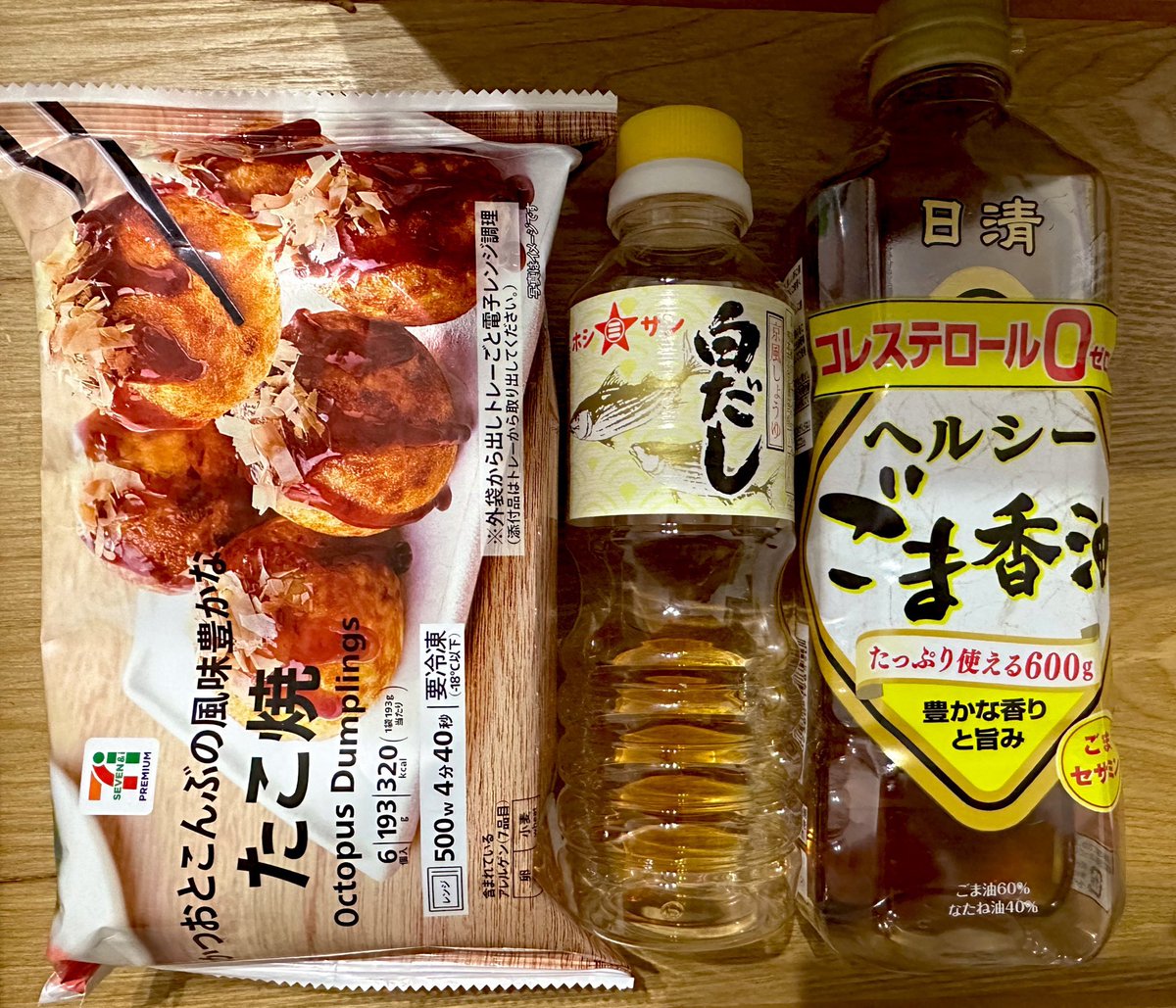 oniku117's tweet photo. 冷凍たこ焼きの食べ方はコレが優勝…白だしとごま油につけて食べると止まらんくなる。そして材料コンビニで全部揃う https://t.co/Cff6FSypmF