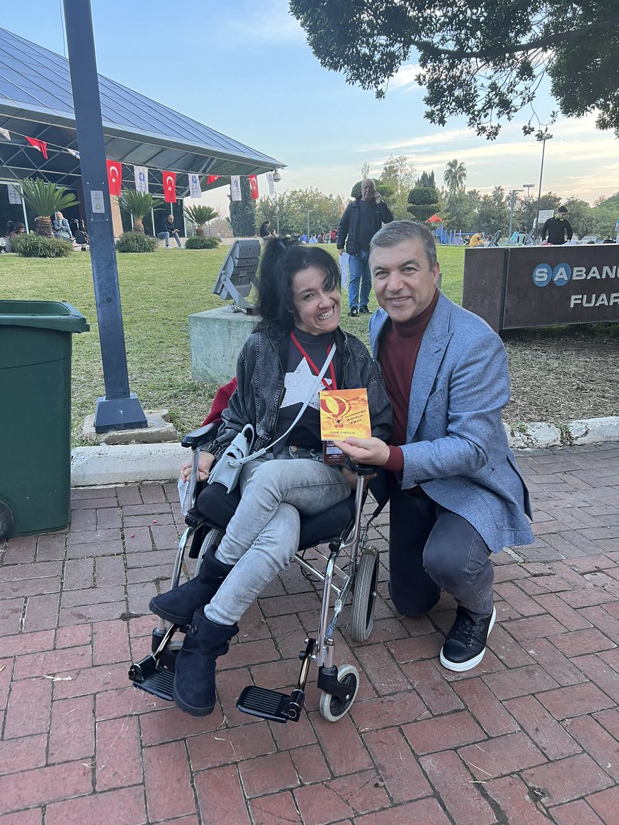 KucukkayaIsmail's tweet photo. Özge bir kitap daha yazmış. 
Bugün 3 Aralık.
Engel tanımayanları alkışlıyoruz. https://t.co/EwUqMHulNE