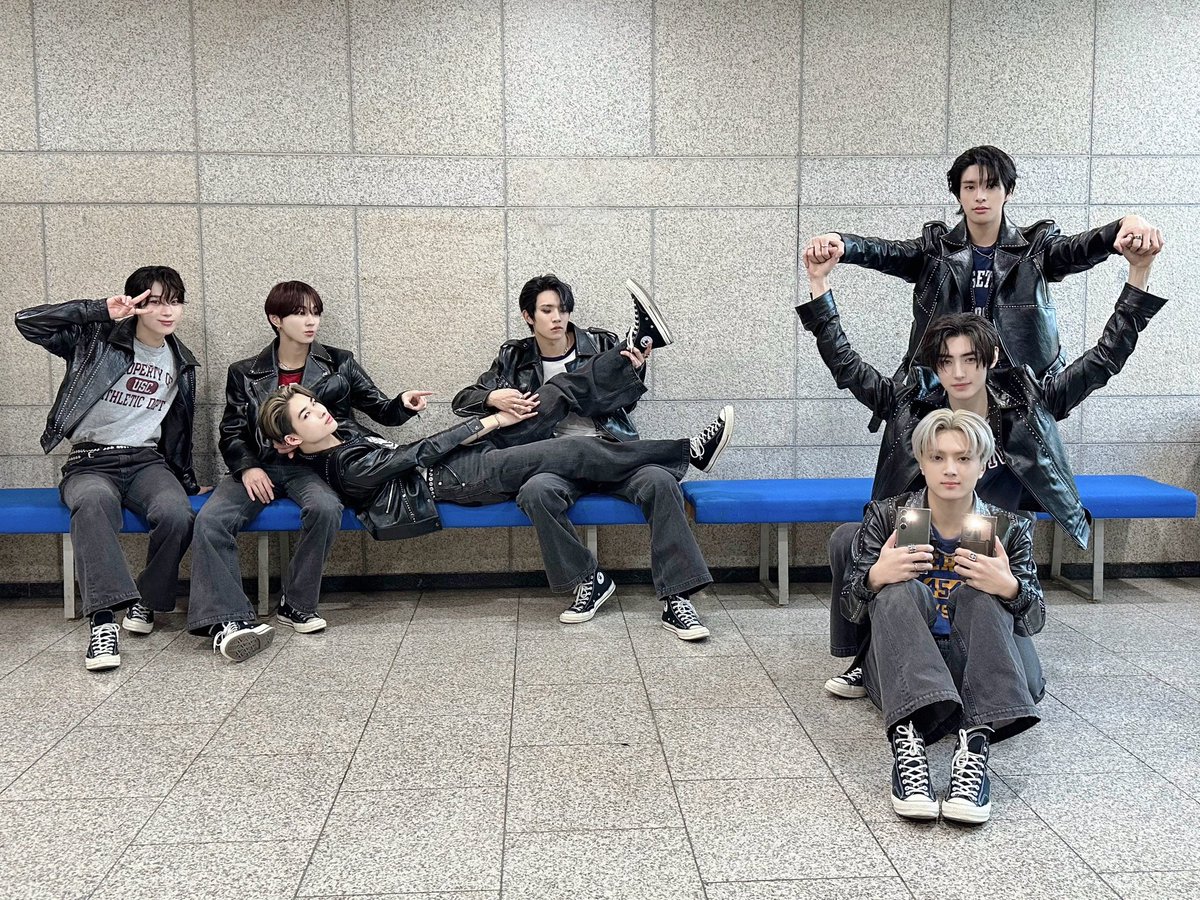 ENHYPEN's tweet photo. [#오늘의ENHYPEN] 막방까지 엔하이픈과 함께 가열차게 달려준 #ENGENE 덕분에 미니 5집 활동도 무사 종료~! 🍊😘 항상 고맙고 사랑해요! 🧡 #231203 @ 인기가요 https://t.co/ct19YG60Td