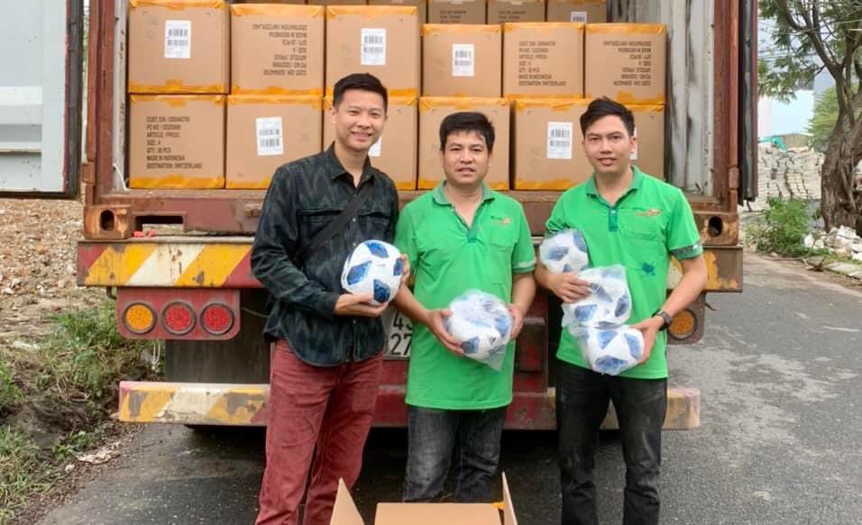 DuyTrinh2808's tweet photo. Ngày 1/12, Liên đoàn Bóng đá Việt Nam (LĐBĐVN) đã hoàn tất việc tiếp nhận hơn 50.000 trái bóng do Liên đoàn Bóng đá thế giới (FIFA) hỗ trợ để thúc đẩy phong trào bóng đá học đường tại Việt Nam.
#VFF #FIFA #FFAV https://t.co/bo2oH1K89m