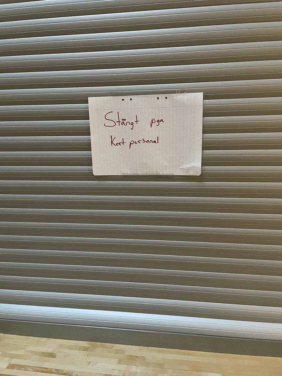 Tidig morgon i Kungälvs Ishall. Tänkte ta en frukost under väntan på att matcherna startar men… Tufft när personalen inte kan hålla öppet pga de inte når upp