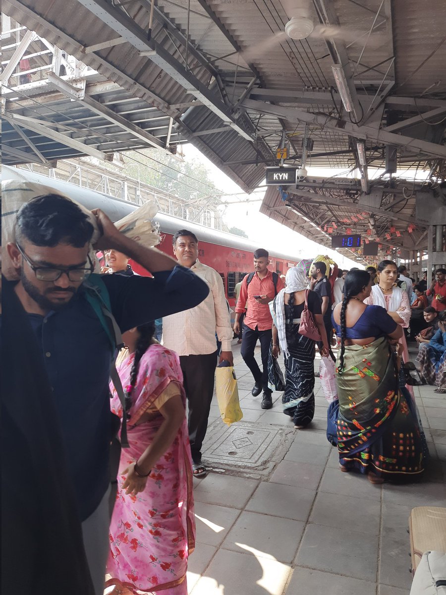 UtkarshaMuley's tweet photo. Worst management at #Kalyan Station. No announcements of which express is arriving  nor is displayed on the boards. No TCs to answer queries. @drmmumbaicr @Central_Railway @AshwiniVaishnaw https://t.co/dV192Hq3so