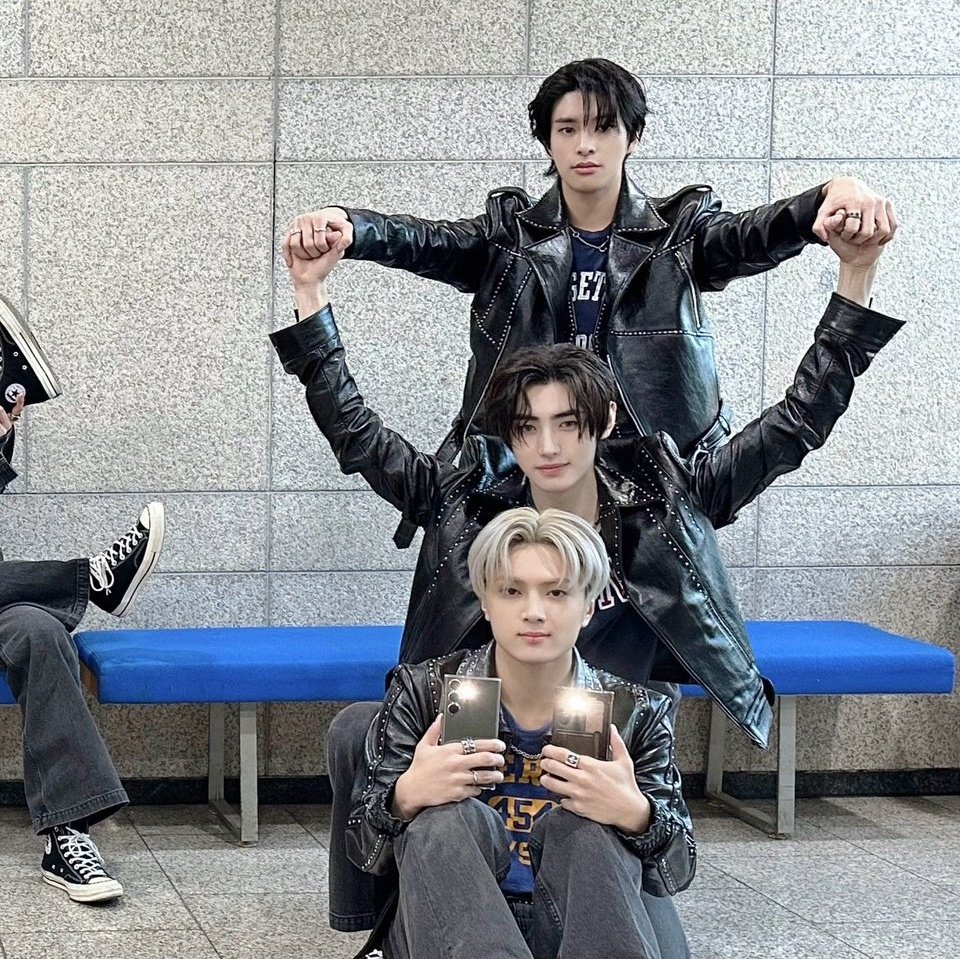 starfess's tweet image. -star awalnya bingung ini pose apaan taunya pada cosplay jadi moge 😭 jasuke enhypen di luar nalar😭😭