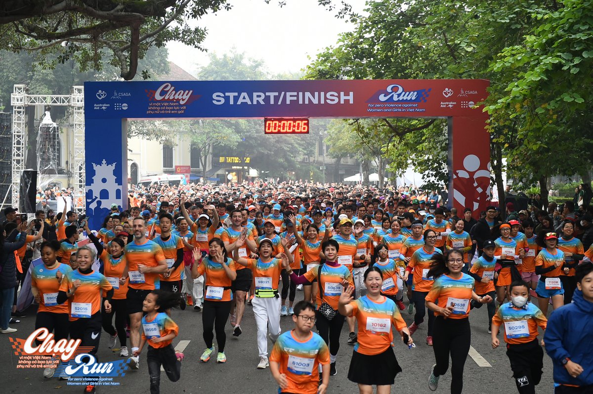 MattJacksonUN's tweet photo. Amazing turnout for today's Run to End Gender-Based Violence
1700 people, of all abilities, raising their voice to end violence in both the real and digital world
+ perfect location Hoàn Kiếm #Hanoi
#bodyright #NoExcuse
Thankful for @unfpa_vietnam & #CSAGA https://t.co/q0nrYmUYqF