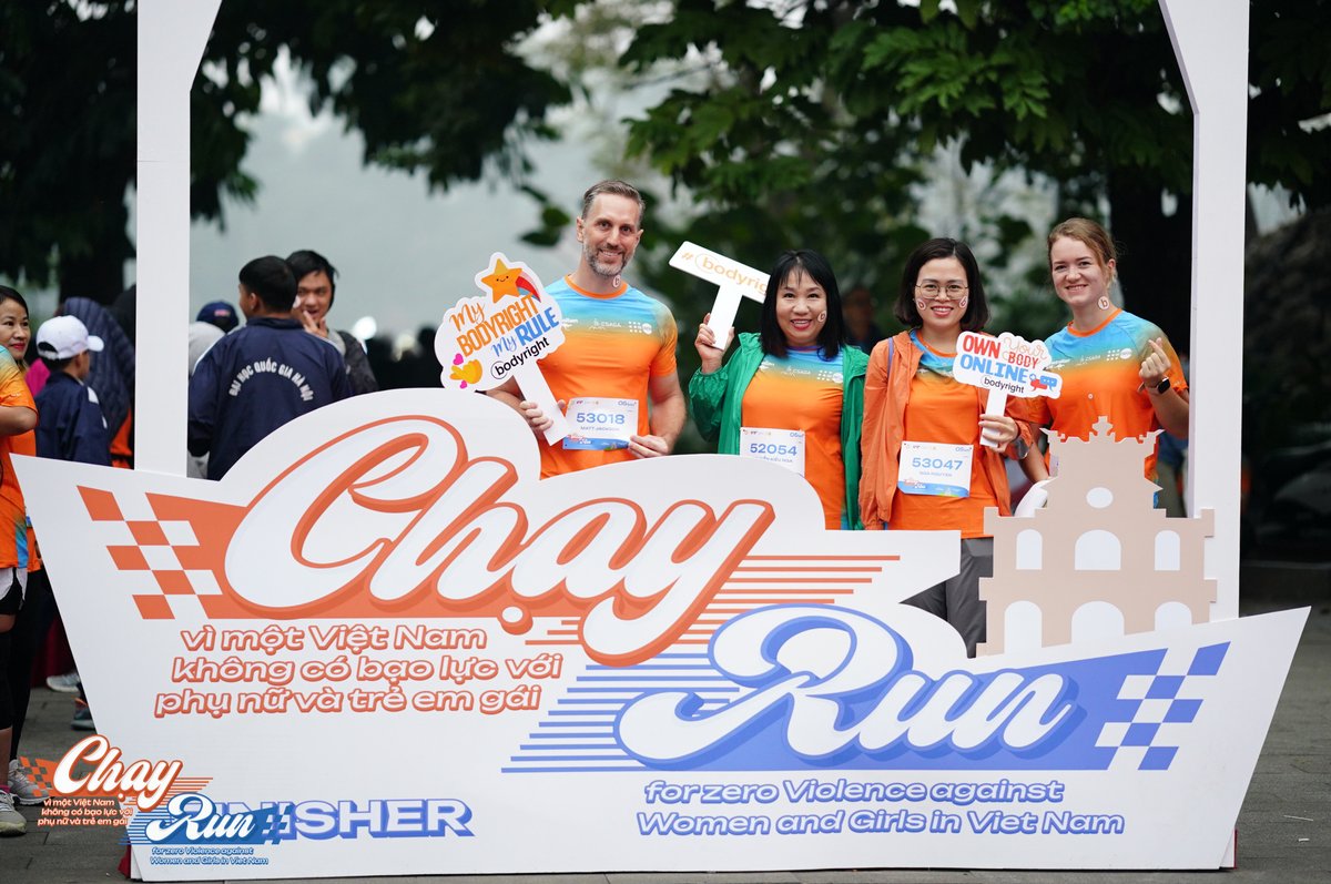 MattJacksonUN's tweet photo. Amazing turnout for today's Run to End Gender-Based Violence
1700 people, of all abilities, raising their voice to end violence in both the real and digital world
+ perfect location Hoàn Kiếm #Hanoi
#bodyright #NoExcuse
Thankful for @unfpa_vietnam & #CSAGA https://t.co/q0nrYmUYqF