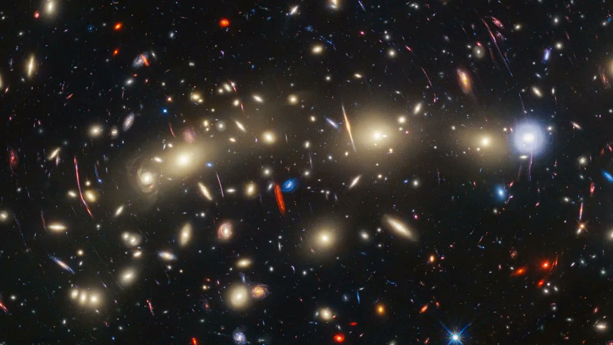 Los telescopios espaciales James Webb y Hubble han combinado fuerzas para obtener una imagen de un cúmulo de galaxias a 4,3 mil millones de años luz de distancia en una de las imágenes más coloridas del universo que se han tomado nunca.
Simplemente impresionante. 😯🔭