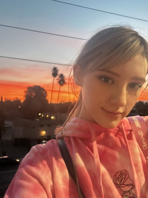 The sunset today in LA was craaaazy 😨😍💖  had to stop and admire it 🥰🫶🏻 https://t.co/l62znPDB6g