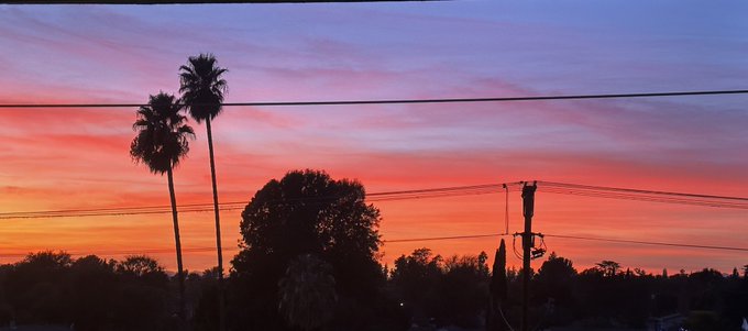 The sunset today in LA was craaaazy 😨😍💖  had to stop and admire it 🥰🫶🏻 https://t.co/l62znPDB6g