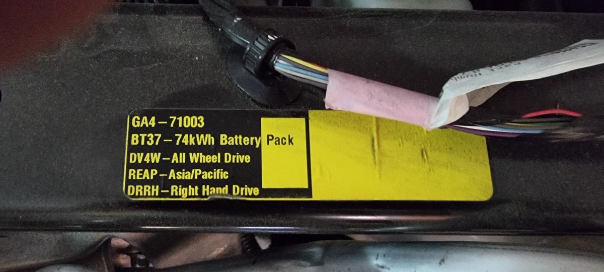 DunkenKBliths's tweet image. Finally got around to clean the radiator with vacuum, wasn&apos;t that dirty , just a few leaves....#2019 #tesla #model3p