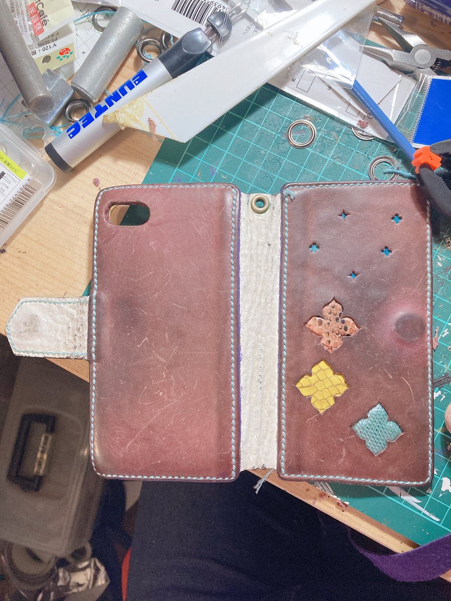 eXioticaleather's tweet photo. 妻からの依頼でカメラ穴の修正をしました。
作って2年ちょい。エメラルドのトカゲが剥げてるから、新しいのを作ろうかと提案しても
「牛革が馴染んでるから、このままで良い」
とのこと。 https://t.co/aX8nG8NTKt