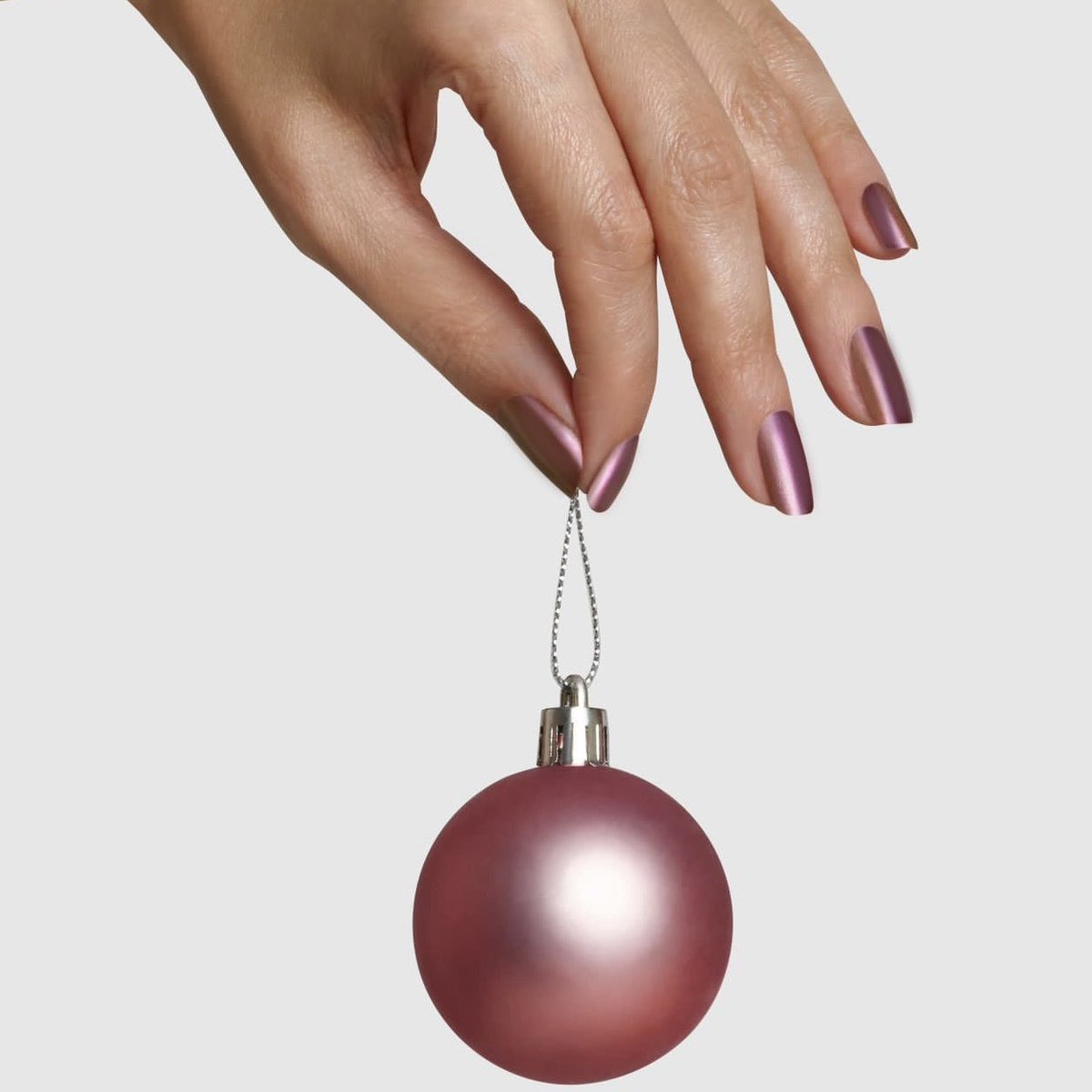 LeightonDennyEN's tweet image. Are you feeling in a festive mood yet? Add a touch of glamour with this gorgeous rose gold metallic - NAUGHTY LIST. Shop now: leightondenny.com/expert-nails/a…
Free delivery with all orders £30+ and free gift £40+