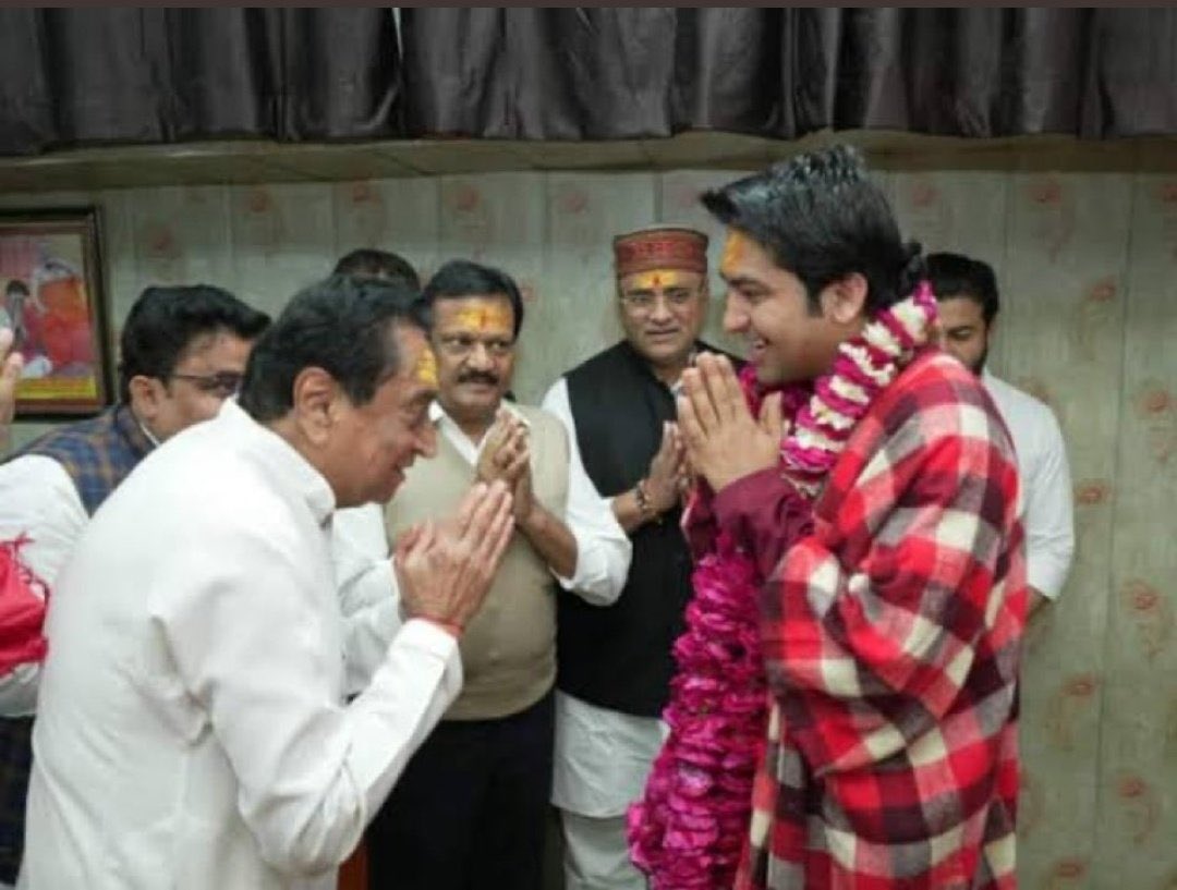 This election has completely exposed Baba Bageshwar.

MP Congress leader Kamalnath met Baba bageshwar just before elections, Baba bageshwar allegedly took out a parchi on Kamalnath’s name and said you will be next CM in MP in 2023 elections.

Hearing this Kamalnath got emotional