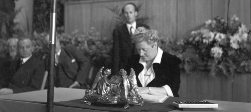 Heute vor 75 Jahren griff Elisabeth Selbert zum Äußersten. Nachdem ihr Formulierungsvorschlag für Art. 3 Abs. 2 nach der 3. Lesung erneut durchgefallen war, mobilisierte sie weiblichen Widerstand. Waschkörbeweise sandten Frauen Aufrufe an den Parlamentarischen Rat, Selberts