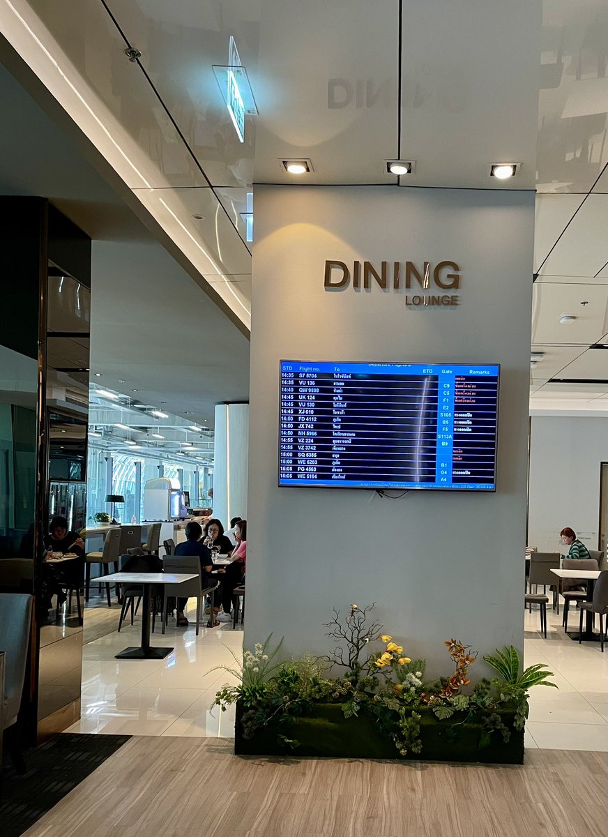 RamanBhan's tweet photo. Miracle lounge at #Suvarnabhumi International Airport #Bangkok is a calm and pleasant place. Separate dining and resting area and of course amazing food 🥗 Thank you @prioritypasscom for making life easy ☺️ #ccgeek #Magnuslife https://t.co/3lQAsGKrZC