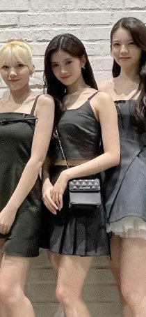 昨日のベストアーティストのリマちゃんの衣装バック（黒のショルダーバックで銀色チェーン）ってどこで売ってるか誰かわかりませんか？似てるのでもいいのでわかる方リプしていただけたら嬉しいです🙇🏻‍♀️
NiziUとあまり関係なくてすみません。
#NiziU