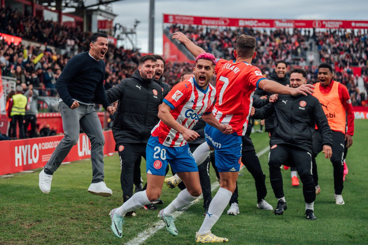 1a Divisió - J15 Girona FC 2-1 Valencia Victòria amb remuntada del Girona els últims 10 minuts amb un doblet Stuani passada de Yan Couto els 2 gols És el 6è partit que remunten dels últims 10 Són colíders amb el Real Madrid amb 38 punts