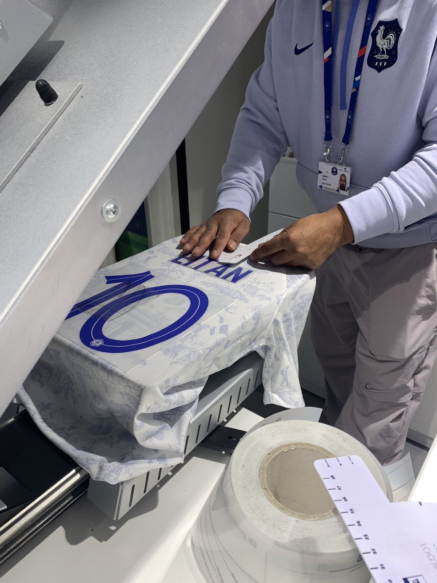 SamuelMuller1's tweet photo. #Eitan, le football est sa passion faisons la vivre toutes et tous ! Son maillot aux couleurs des bleus est arrivé en Israël. Si la solidarité pour tous est  essentielle, il est également important de souligner le caractère unique de chaque histoire humaine איתן יהלומי @FJournes https://t.co/iBq8Jyg3B0