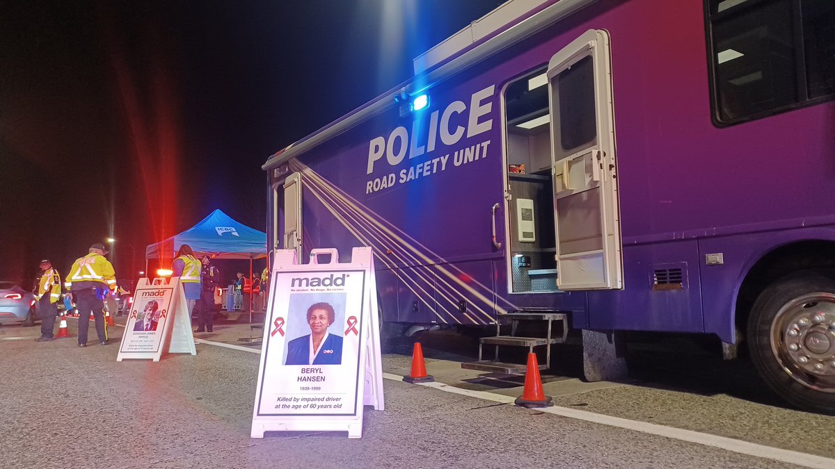 skinnyonsafety's tweet photo. #dyk 21% of all car crash fatalities in British Columbia involve impaired driving? Police across the province are out tonight checking for drug and alcohol-impaired drivers. Always plan for a ride so you can #GetHomeSafeBC. #DriveSafeBC #ImpairedDrivingMonth #BCLightUpTheProvince https://t.co/zECiEGBnIr