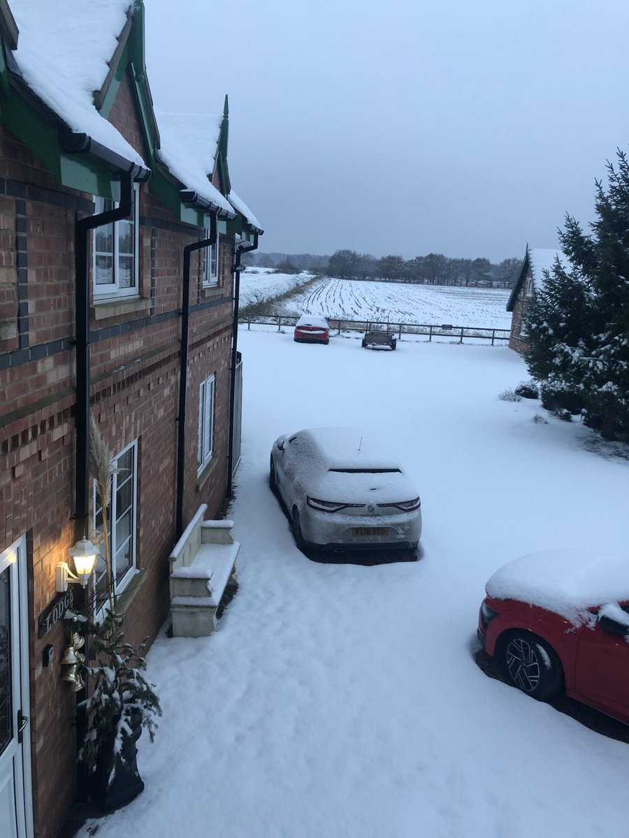 Lincoln_Retreat's tweet image. It’s a snow day  @retreat 🌨️❄️ beautiful 
#winterholiday2023 #LincsConnect #hottubholiday #selfcateringaccommodation
#snowday