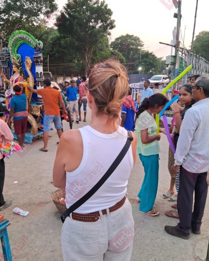 tusktravel's tweet photo. Exploring Kolkata with our wonderful guest from Mexico 🇲🇽!

#KolkataSightseeing #CityOfJoy #LocalExperiences #KolkataTravel #VictoriaMemorialKolkata #ExploringKolkata #TuskTravel

📧 contact@tusktravel.com 
☎️ +91-9205002884
🌐 https://t.co/Amp7jgAAjq https://t.co/r3FG1LNeSV