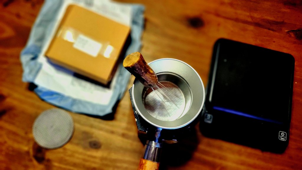 nanameotoko's tweet photo. AliExpressの¥461アルミ製ドーシングサポートリング届いた
悪くない…が、ガチッとハマるわけではなく油断するとズレて周り粉まみれになる😇
気を付けてれば全然問題ない
#おうちカフェ
#Kingrinder
#デロンギ #DeLonghi
#デディカ #DEDICA #EC680
#Espresso #エスプレッソ
#コーヒー #coffee #珈琲 https://t.co/cAVVQ2zCqs