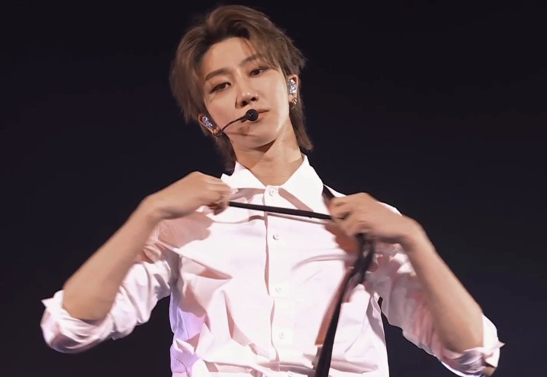 _haofolder_'s tweet photo. Minghao staring straight into my soul 🙂 https://t.co/e6lEfM5CcU