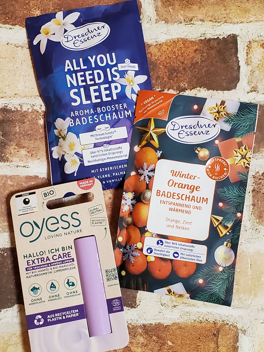 osi_ga_sinu_byo's tweet photo. やった~~ッ買えた買えた!!
#クリスマスマーケット でお気に入りの #oyess リップスティック買い足し🤍
#ドレスナーエッセンス の🎄のバスパウダーも楽しみ✨ https://t.co/MMMUi37QJj