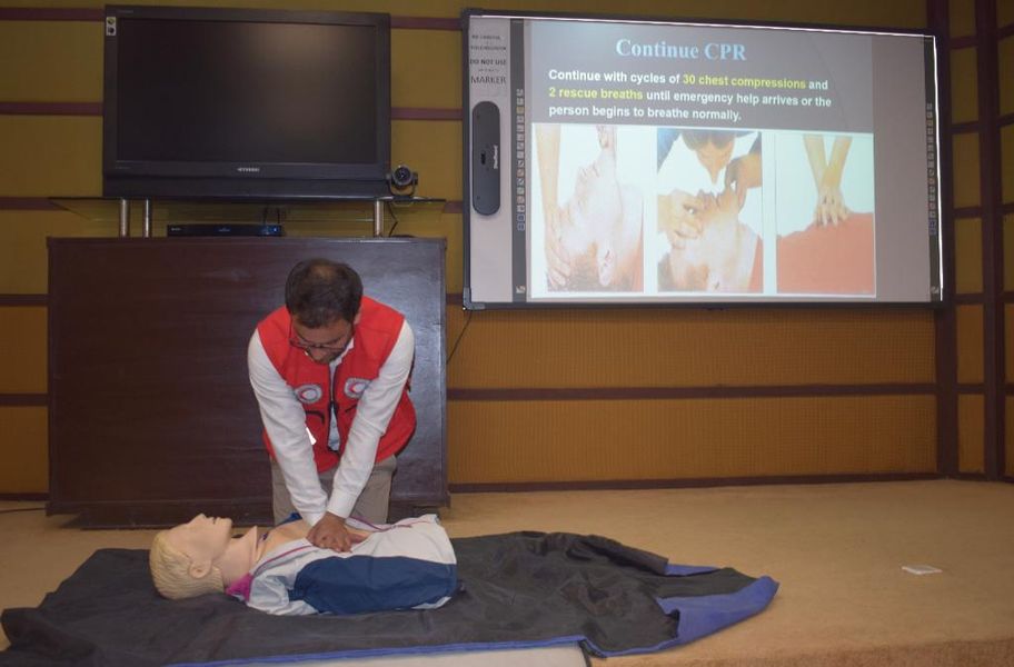 PRC_official's tweet photo. Pakistan Red Crescent collaborated with #COMSAT University to conduct an insightful First Aid training session, empowering participants to learn life-saving techniques.

#FirstAid #PRC #COMSATUniversity #LifeSavingSkills #Empowerment https://t.co/1eN4up5zwP