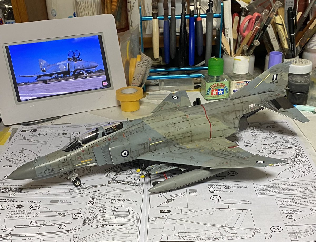 1017Yoshimi's tweet image. デカール貼ってクリアー吹いてウェザリングカラーでフィルタリングのマネ事をしてギリシャなファントム、とりあえずの完成です。　　脱！ウェザリング迷彩

#F4E #ファントム