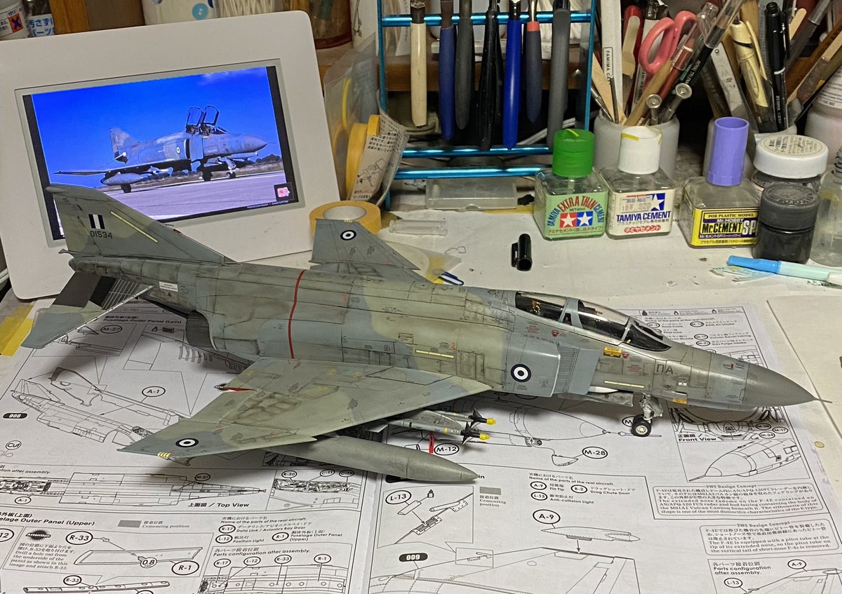 1017Yoshimi's tweet image. デカール貼ってクリアー吹いてウェザリングカラーでフィルタリングのマネ事をしてギリシャなファントム、とりあえずの完成です。　　脱！ウェザリング迷彩

#F4E #ファントム