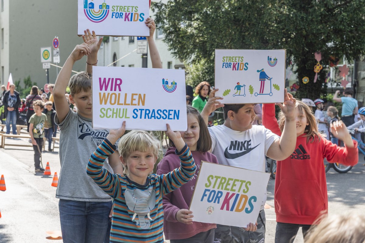 #Schulstraßen für ganz Deutschland!
Vorstellung Rechtsgutachten - 
„Schulstraßen rechtssicher gestalten“ 
Schaffung von Klarheit und Möglichkeiten für die Kommunen.
➡️13.12.2023, 10:00 Uhr
Die Veranstaltung findet online statt.
Kostenlose Anmeldung: ➡️ form.jotform.com/Kidical_Mass/S…