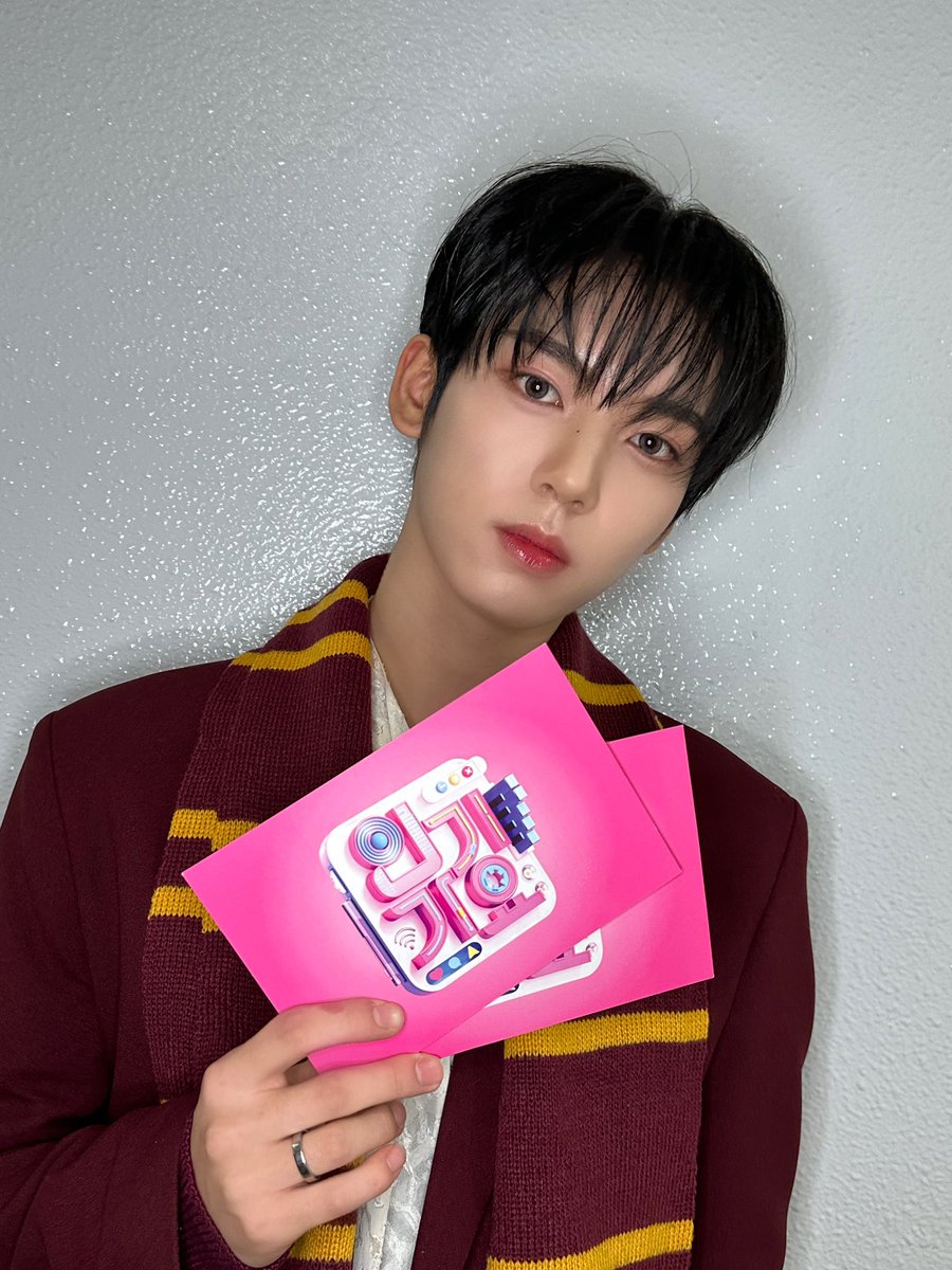 ZB1_official's tweet photo. _𝗭𝗘𝗥𝗢𝗙𝗢𝗖𝗨𝗦

우리 아기 토끼🐰 돌잔치 때
인기가요 MC 마이크 잡았다는 말이 사실이었다니🎤
유진이 기특해요 잘했어요🩵

#ZEROBASEONE #ZB1
#제로베이스원 https://t.co/eLDFTaGVlO