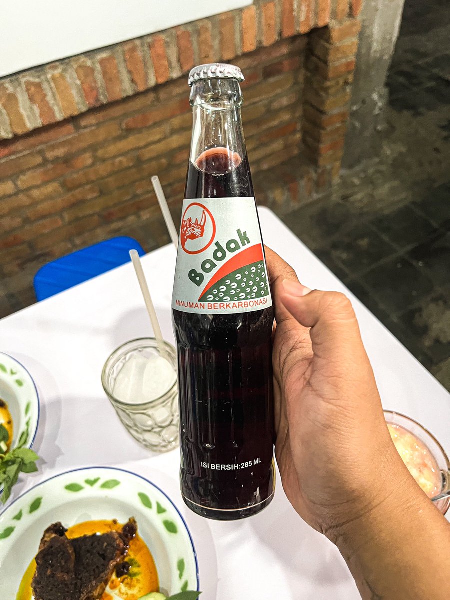 javafoodie_'s tweet photo. Surga Nasi Bebek tuh emang di Jogja Selatan, salah satunya yg jadi fav ya Nasi Bebek ini.
Jualannya dr siang, free refill pula bumbu item, nasi sama sambelnya.
Ukuran bebekny dr kecil sampe jumbo juga ada!!

Nasi Bebek Bahagia, Jl Paris km 8
12.00-21.00 https://t.co/n7UtCrf8ku