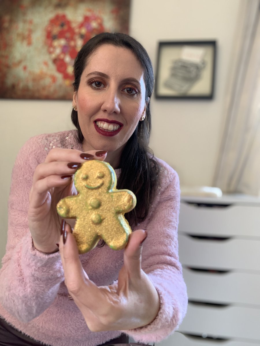 Wow, this year the collection by <a href="/lushsvizzera/">LUSH Svizzera</a> is very beautiful! This Gingerbread man is a bath bomb called Catch me if you can! 😍 Do you like it? <a href="/lushschweiz/">LUSH Schweiz</a> <a href="/lushsuisse/">LUSH Suisse</a> #lush #swissblogger #swissbeautyblogger