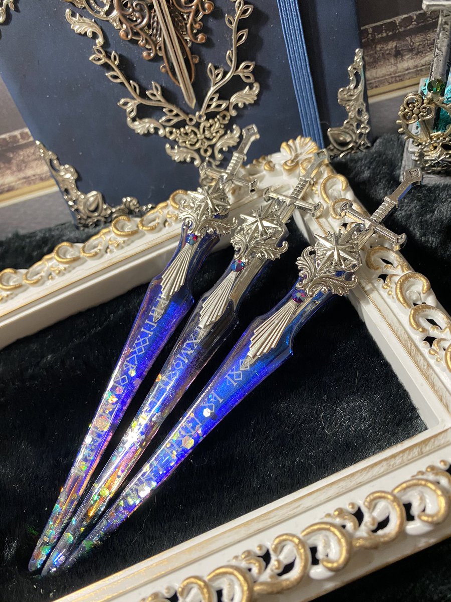 CharmeCloix's tweet photo. クラウ･ソラスが仕上がりました！
1番人気のブルーの偏光です⚔️

今回minneには5本登録の予定です！

#レジン #魔法 #ファンタジー
#minne https://t.co/NUMsvwSBp5