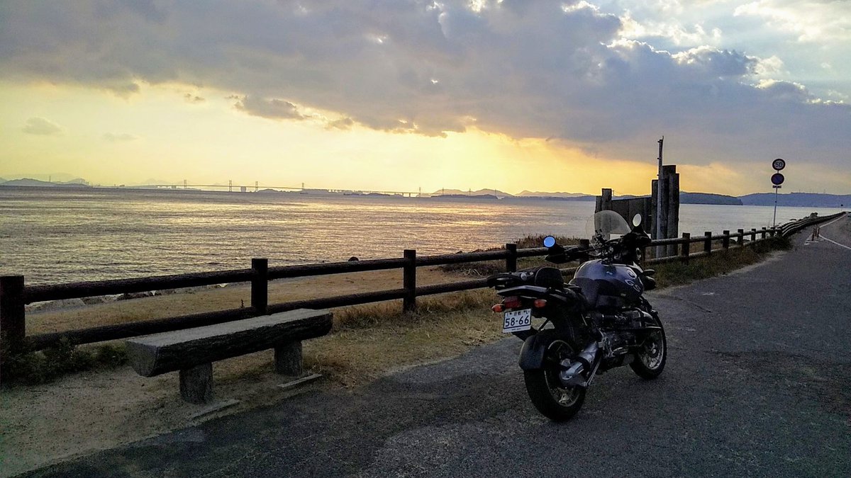 exmaruisu's tweet photo. の合間に。
#瀬戸内海
#瀬戸大橋
#夕陽
#setoinlandsea
#setoohashi
#winterevening
#bmwmotorrad #r1150gs #bmwr1150gs
#あれ以来リレーの異常が再現されず https://t.co/oqJK8eN60t