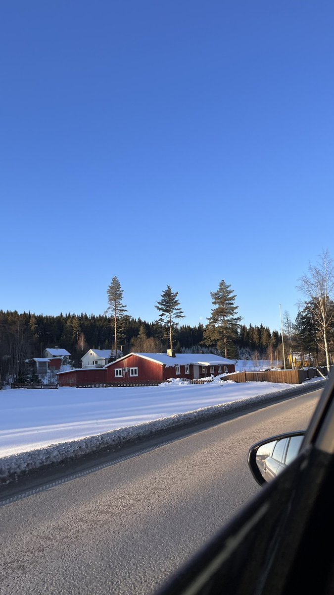 MartitaEspinosa's tweet photo. día 1 de ruta por Noruega: 
reencuentro en Oslo - sushi pescado por Diego en su casa en Trondheim 🫂🩵🏔️❄️🇳🇴 https://t.co/sIHf9E3lGl