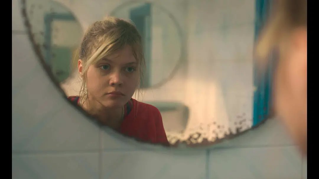 PlusClubApp's tweet image. No. 179🎬
The film uses soft camera language to outline the inner world of the protagonist, showing a rebellious and precocious girl's understanding of love and responsibility.
Welcome to Plus Club, iOS download t.ly/ocEl, Android download t.ly/nPy_r