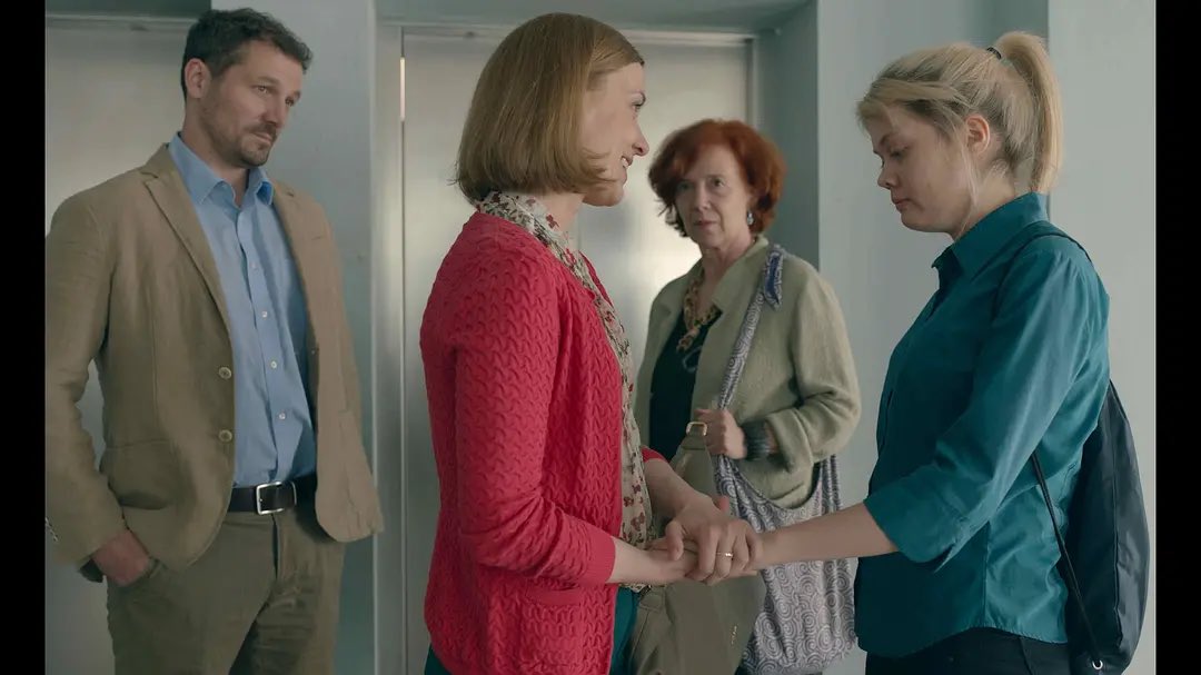 PlusClubApp's tweet image. No. 179🎬
The film uses soft camera language to outline the inner world of the protagonist, showing a rebellious and precocious girl's understanding of love and responsibility.
Welcome to Plus Club, iOS download t.ly/ocEl, Android download t.ly/nPy_r