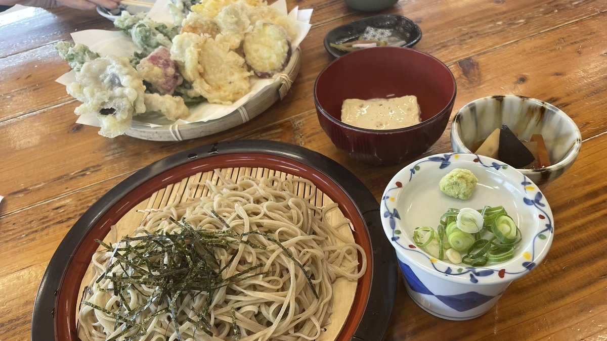 joshi_blog's tweet photo. 修善寺にある「やまびこ」に行って来ました〜🍁
そばも天ぷ���も湯葉も美味しかった！
次来た時も同じの頼む。

#グルメ #グルメ好きな人と繋がりたい  #静岡県 #伊豆市 #おいしい #おすすめ #修善寺 #蕎麦 #天ぷら #ゆば #紅葉 https://t.co/36LXRQAPvT