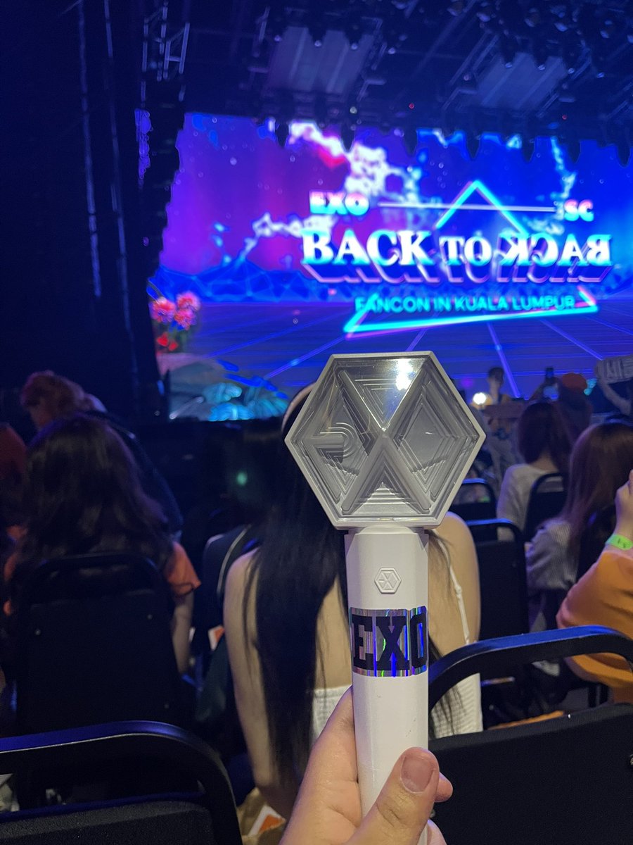 kachingyours's tweet photo. "exol tu paling adil mendukung semua member" tak dapat datang tak apa kita buat other way😂
Me, padahal biasku si jongin:
#layinkl #exoscinkl #cheninkl #xiumininkl https://t.co/vFoqaiQWbu