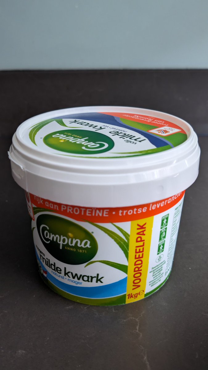 ariemeijer's tweet photo. Wat heb ik gewonnen @campina? Volgens de zijkant heb ik magere kwark gekocht, maar volgens de deksel is het volle kwark. Wat is het??

Ik kon mijn nieuwsgierigheid niet bedwingen en kom tot de conclusie dat er volle kwark in zit!. #verkeerdeverpakking https://t.co/3bxiXNvQgd