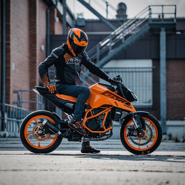 ktm_japan's tweet photo. 2024 KTM 390 DUKEは、先進の電子制御機能であるRIDE MODEで、マシン特性を変更することができます。デフォルトのSTREETでは、マシンのパフォーマンスを余すところなく発揮し、RAINではウェット路面での走りを確実にコントロールしてくれます。

#KTM
#KTMJ
#ReadyToRace
#KTM390Duke
#TheCornerRocket https://t.co/KOflxsQpD3