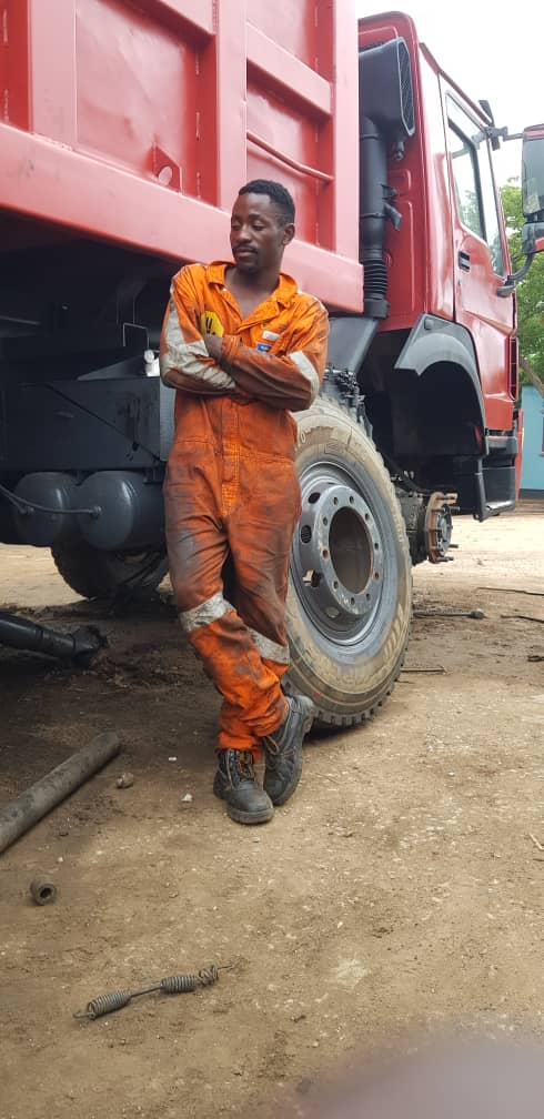 Good morning Twitter family, here is your Bush mechanics not only that he is also an aircraft maintenance engineer student.🔧🚛✈✈
Tuchiteniko follow naifwe 😜